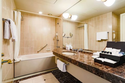 Executive Twin, Non Smoking (30F. or 31F.)(36 sqm) | Bathroom | Combined shower/tub, eco-friendly toiletries, hair dryer, slippers