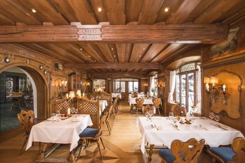 3 restaurants, lunch, dinner served; international cuisine