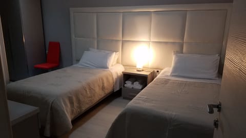 Standard Room, 2 Twin Beds, Ensuite | Free WiFi, bed sheets