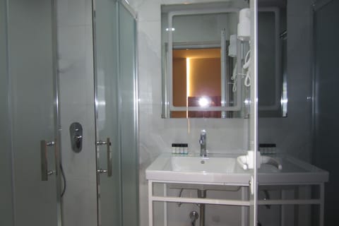 Standard Room, 2 Twin Beds, Ensuite | Bathroom | Shower, slippers, towels