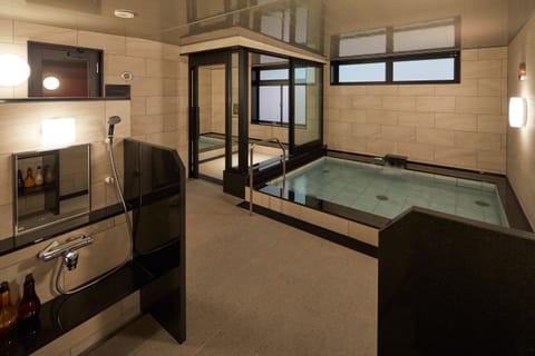 Sauna, spa tub