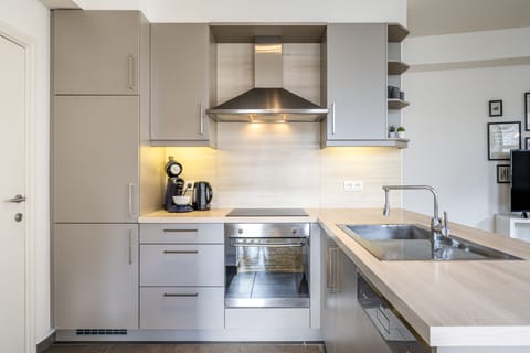 Design Apartment | Private kitchen | Fridge, microwave, oven, stovetop