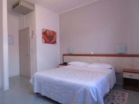 Classic Double or Twin Room | Desk, free WiFi, bed sheets