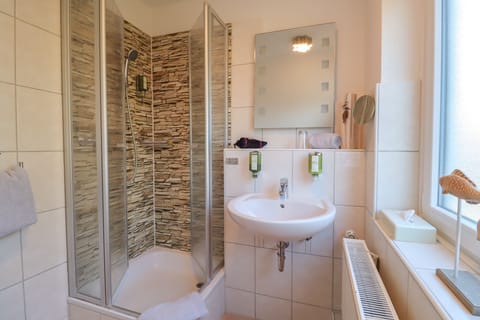 Single Room | Bathroom | Free toiletries, hair dryer, towels, soap