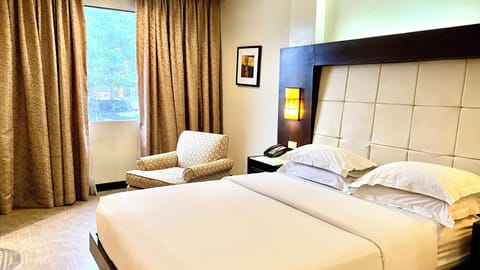 Deluxe Queen (1 Queen Bed) | In-room safe, desk, free WiFi, bed sheets