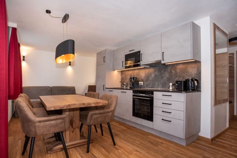 Deluxe Apartment, Mountain View (Nr. 10, incl. Cleaning Fee) | Private kitchen | Fridge, microwave, stovetop, espresso maker