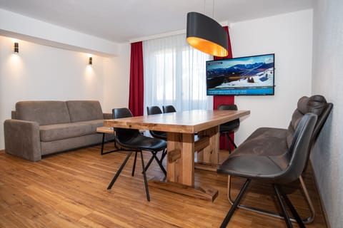 Deluxe Apartment, 3 Bedrooms (Nr. 8+11, incl. Cleaning Fee) | Living area | 75-cm flat-screen TV with satellite channels, TV, heated floors