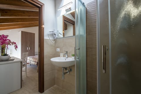 Classic Double Room (Amalfi) | Bathroom | Towels