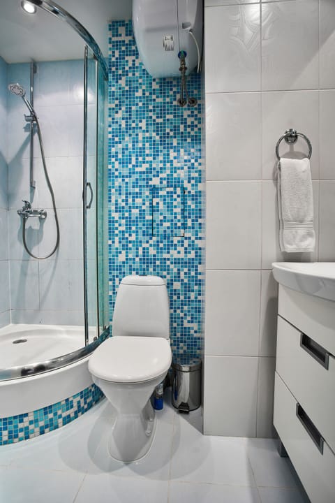 Studio Apartment | Bathroom | Shower, hair dryer, towels, soap