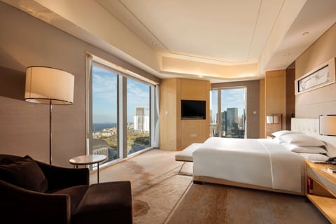 King Executive Suite with Lounge Access | Premium bedding, down comforters, minibar, in-room safe