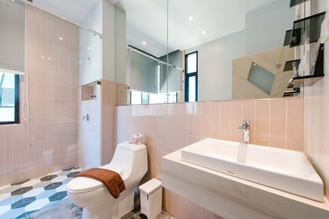 Standard Irish Room | Bathroom | Shower, free toiletries, hair dryer, slippers