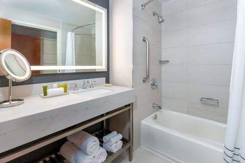 Combined shower/tub, designer toiletries, towels