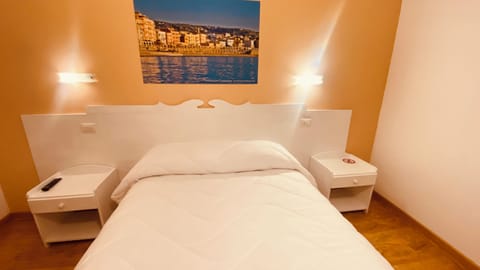 Economy Room | Premium bedding, blackout drapes, free WiFi, bed sheets