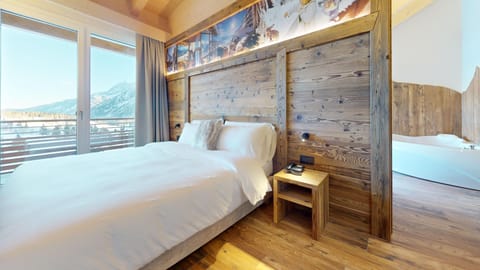 Luxury Suite | In-room safe, soundproofing, free WiFi, bed sheets