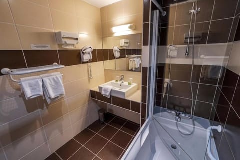 Shower, free toiletries, hair dryer, towels