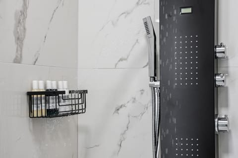 Premium Studio | Bathroom | Shower, free toiletries, hair dryer, bathrobes