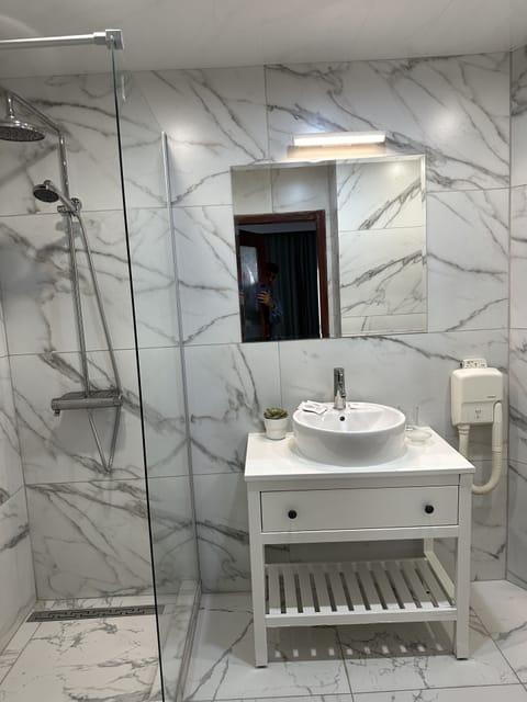 Studio, Balcony, City View | Bathroom | Towels, toilet paper