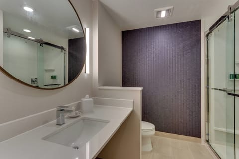 Combined shower/tub, towels