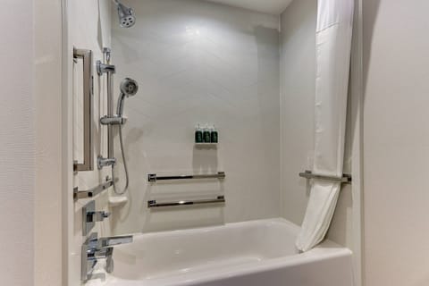 Room, 2 Queen Beds, Non Smoking | Bathroom | Combined shower/tub, towels