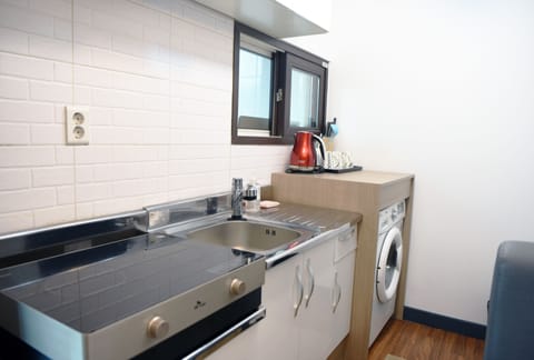 Deluxe Studio, 2 Queen Beds | Private kitchen | Fridge, electric kettle