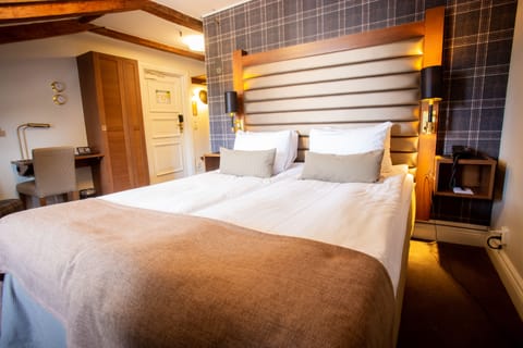 Standard Room, 2 Twin Beds, Non Smoking | Desk, laptop workspace, iron/ironing board, bed sheets