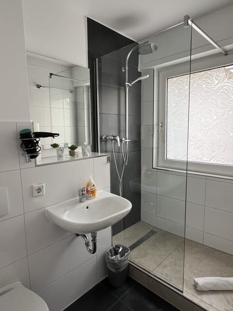 Double Room | Bathroom | Shower, rainfall showerhead, free toiletries, hair dryer