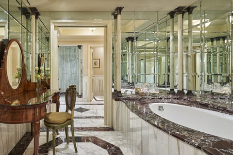 Royal Suite | Bathroom | Separate tub and shower, free toiletries, hair dryer, bathrobes