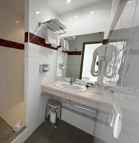 Comfort Double or Twin Room, Balcony | Bathroom | Free toiletries, hair dryer, towels