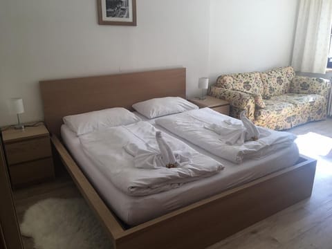 Double Room | Desk, free WiFi, bed sheets
