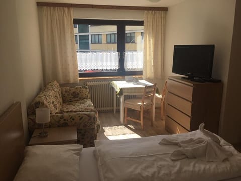 Single Room | Desk, free WiFi, bed sheets