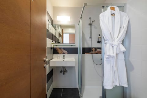 Deluxe Double Room with Old Town and Sea View | Bathroom | Shower, hydromassage showerhead, eco-friendly toiletries, hair dryer