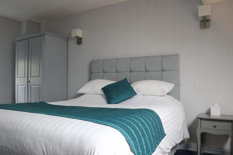 Superior Suite, 1 Bedroom, Mezzanine | Desk, iron/ironing board, free WiFi, bed sheets