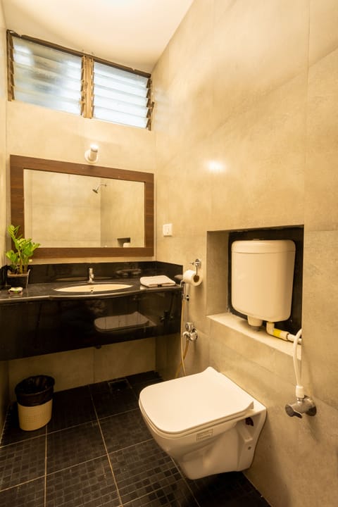 Deluxe Room, 1 Double Bed | Bathroom | Shower, rainfall showerhead, free toiletries, towels