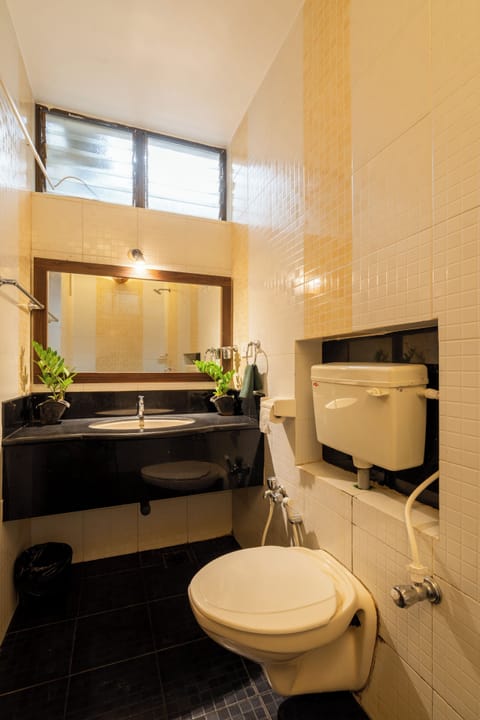 Standard Room, 1 Double Bed | Bathroom | Shower, rainfall showerhead, free toiletries, towels