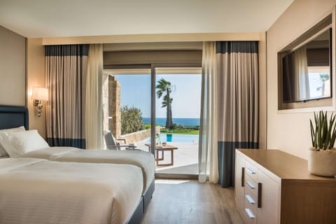 Executive Suite, Private Pool | Minibar, in-room safe, desk, soundproofing