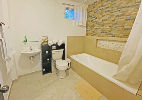 Standard Double Room, 1 Bedroom, Bathtub (4) | Bathroom | Towels