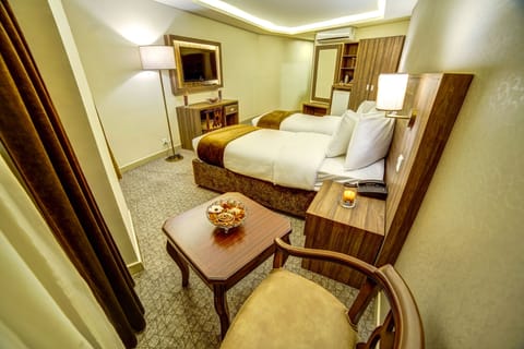 Deluxe Twin Room | Minibar, in-room safe, individually decorated, individually furnished