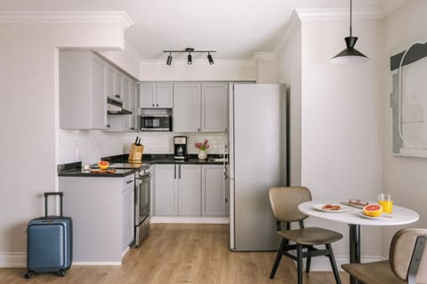 Superior Apartment, 1 Bedroom, Balcony | Private kitchen | Oven, coffee/tea maker, electric kettle