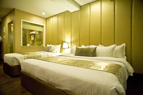 Deluxe Room | Premium bedding, down comforters, memory foam beds, minibar