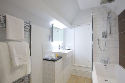 Combined shower/tub, free toiletries, hair dryer, towels