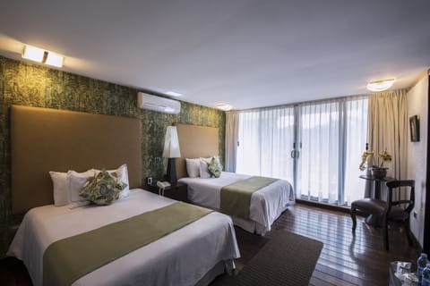 Suite, Balcony | Premium bedding, down comforters, pillowtop beds, minibar