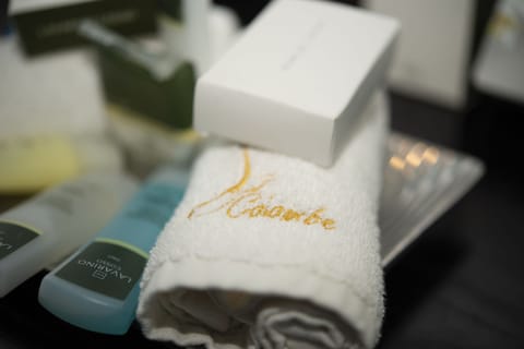 Junior Suite Pool View | Bathroom amenities | Shower, free toiletries, hair dryer, towels