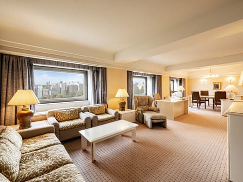 Suite Room with Park View, High Floor, Non Smoking | Down comforters, in-room safe, blackout drapes, iron/ironing board