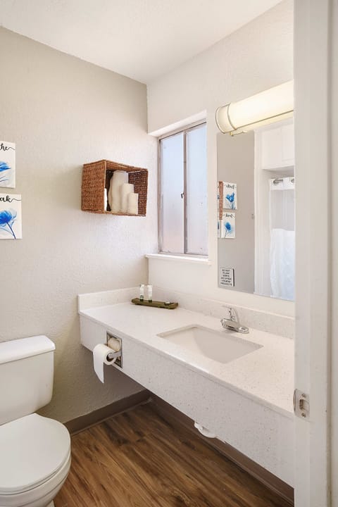 Standard Room, 1 Queen Bed | Bathroom | Combined shower/tub, hair dryer, towels