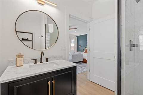 Luxury Studio Suite | Bathroom | Free toiletries, hair dryer, towels, soap