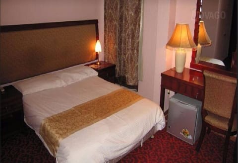 Deluxe room with queen bed | Premium bedding, minibar, desk, free WiFi