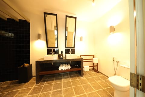 Suite with Plunge Pool. | Bathroom | Shower, rainfall showerhead, free toiletries, hair dryer