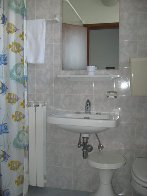 Double or Twin Room, Ensuite | Bathroom | Shower, towels, soap, shampoo