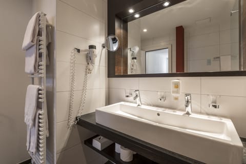 Quadruple Room | Bathroom | Shower, hair dryer, towels