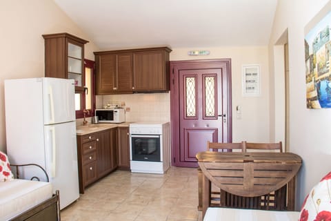 Suite, 1 Bedroom, Kitchen (Sea or Pool View) | Private kitchen | Full-size fridge, stovetop, coffee/tea maker, electric kettle